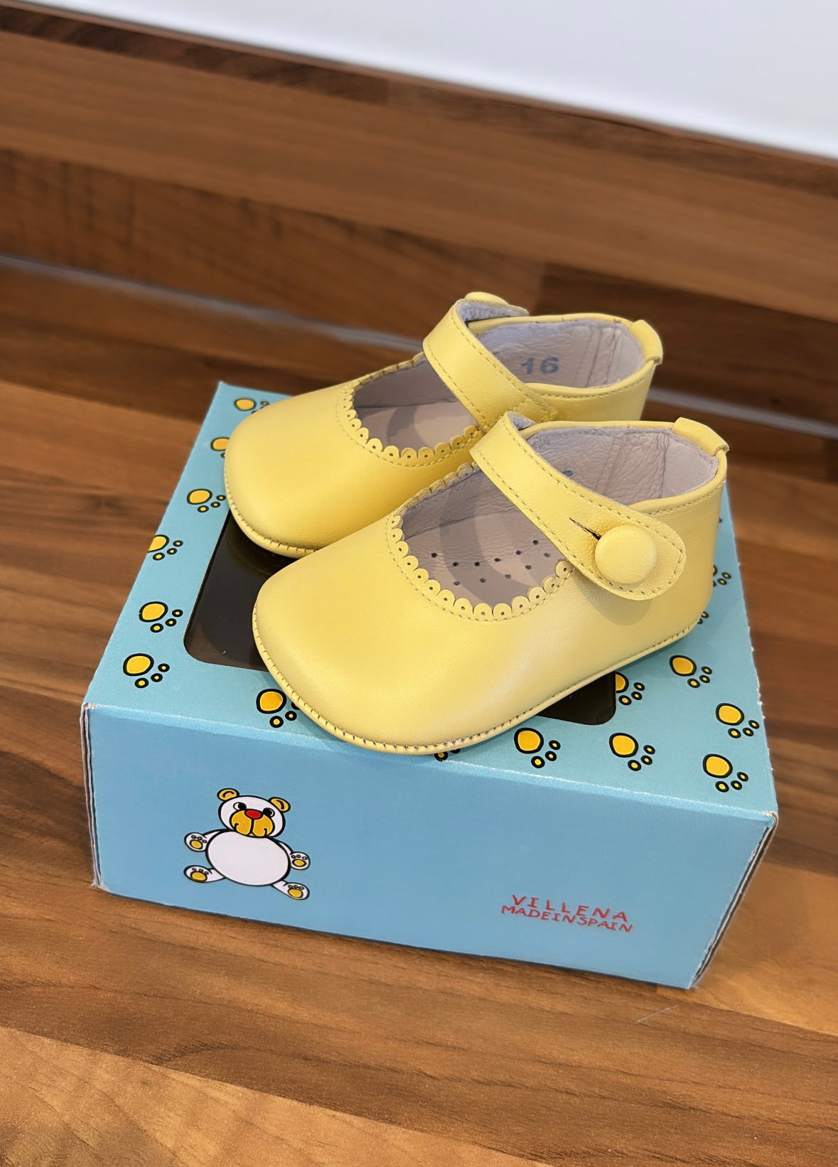 Lemon Spanish button shoes